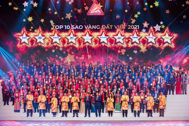 Đại diện các doanh nghiệp được vinh danh giải thưởng Sao Vàng đất Việt năm 2021 cùng chụp hình lưu niệm
