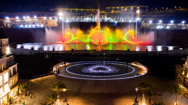 Cầu chữ O rực sáng lung linh bên màn trình diễn nhạc nước ấn tượng được thiết kế bởi Laservison (Úc)