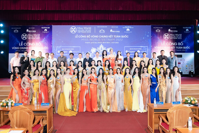  38 thí sinh vòng chung kết toàn quốc đã có màn xuất hiện đầy ấn tượng tại lễ công bố trong trang phục dạ hội mang sắc màu rực rỡ