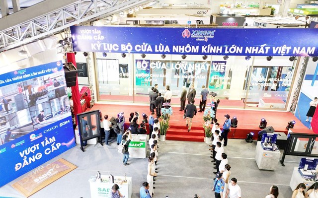 Đoàn Đại biểu cấp cao của ngành xây dựng tham quan bộ cửa lùa nhôm kính lớn nhất Việt Nam