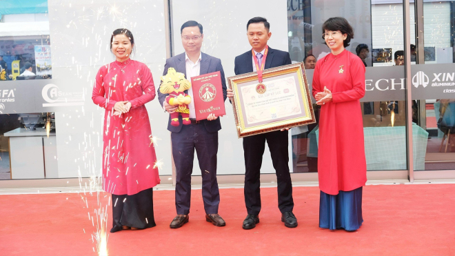 Vietkings trao bằng xác nhận kỷ lục Bộ cửa lớn nhất Việt Nam