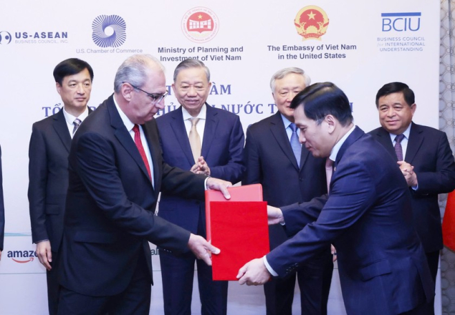  Ông Đinh Việt Phương, Tổng giám đốc Vietjet (hàng đầu, bên phải) và Ông Joseph Vitulli, Đại diện tập đoàn Honeywell (hàng đầu, bên trái) trao Thỏa thuận hợp tác trước sự chứng kiến của Tổng Bí thư, Chủ tịch nước Tô Lâm (giữa) nhân chuyến thăm và công tác tại Hoa Kỳ