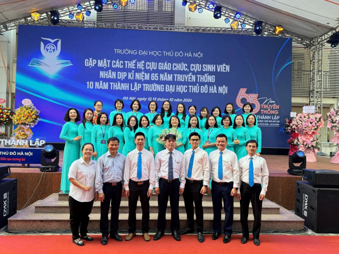  PGS. TS. Vũ Công Hảo – Trưởng Khoa KHOA HỌC XÃ HỘI & NHÂN VĂN cùng các thầy cô 